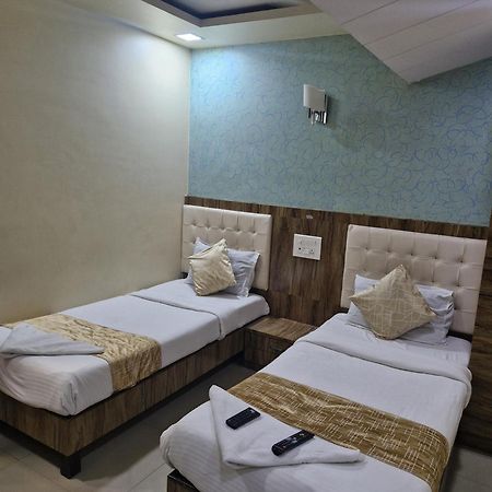 Hotel Crystal Park Near Nesco Exhibition Center Bombay Esterno foto