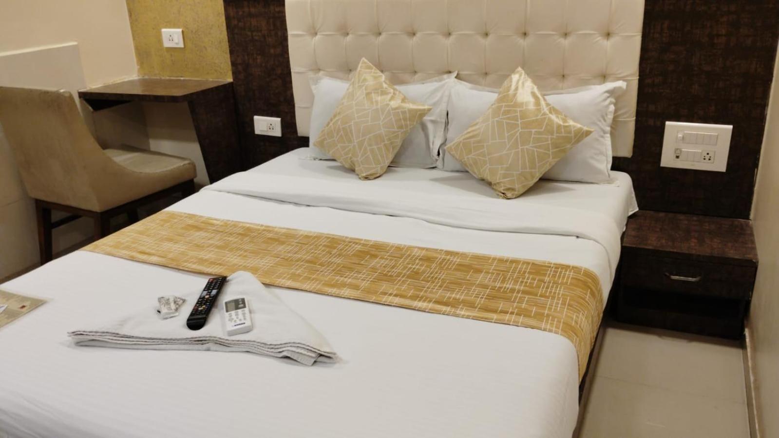 Hotel Crystal Park Near Nesco Exhibition Center Bombay Esterno foto