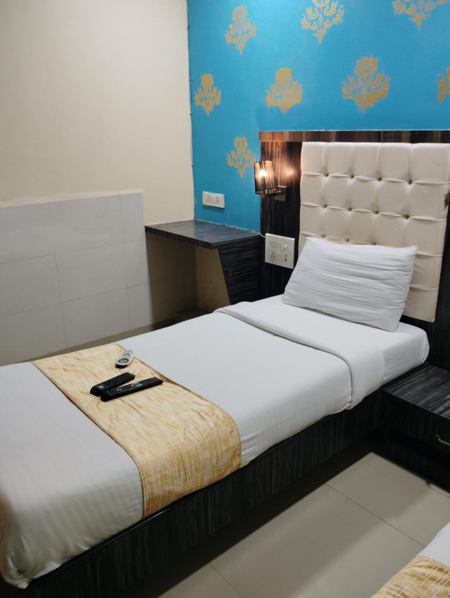 Hotel Crystal Park Near Nesco Exhibition Center Bombay Esterno foto