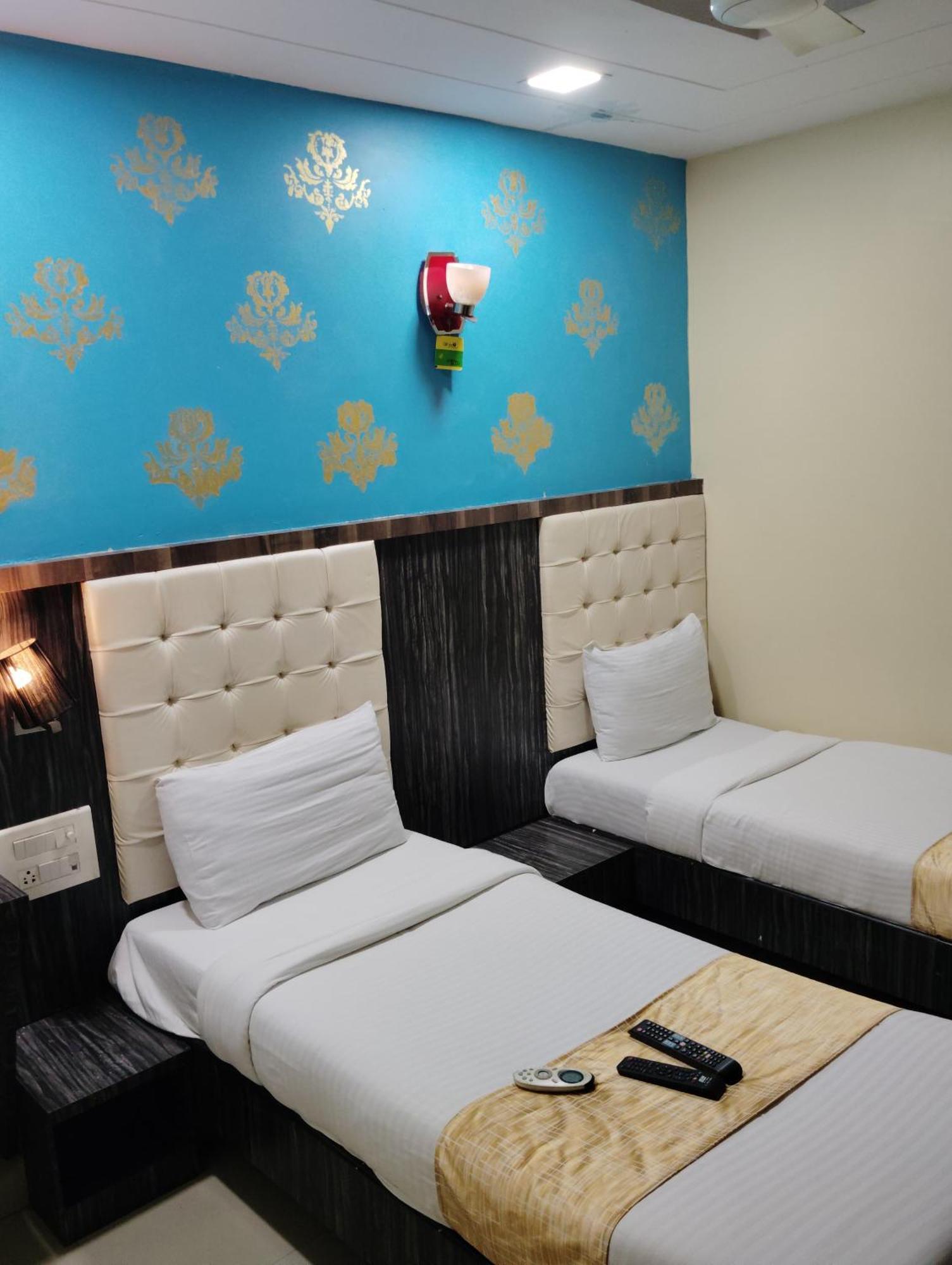 Hotel Crystal Park Near Nesco Exhibition Center Bombay Esterno foto
