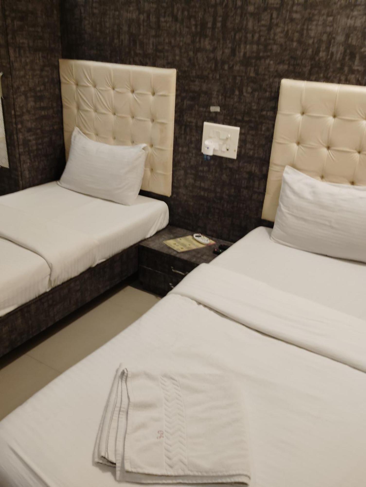 Hotel Crystal Park Near Nesco Exhibition Center Bombay Esterno foto