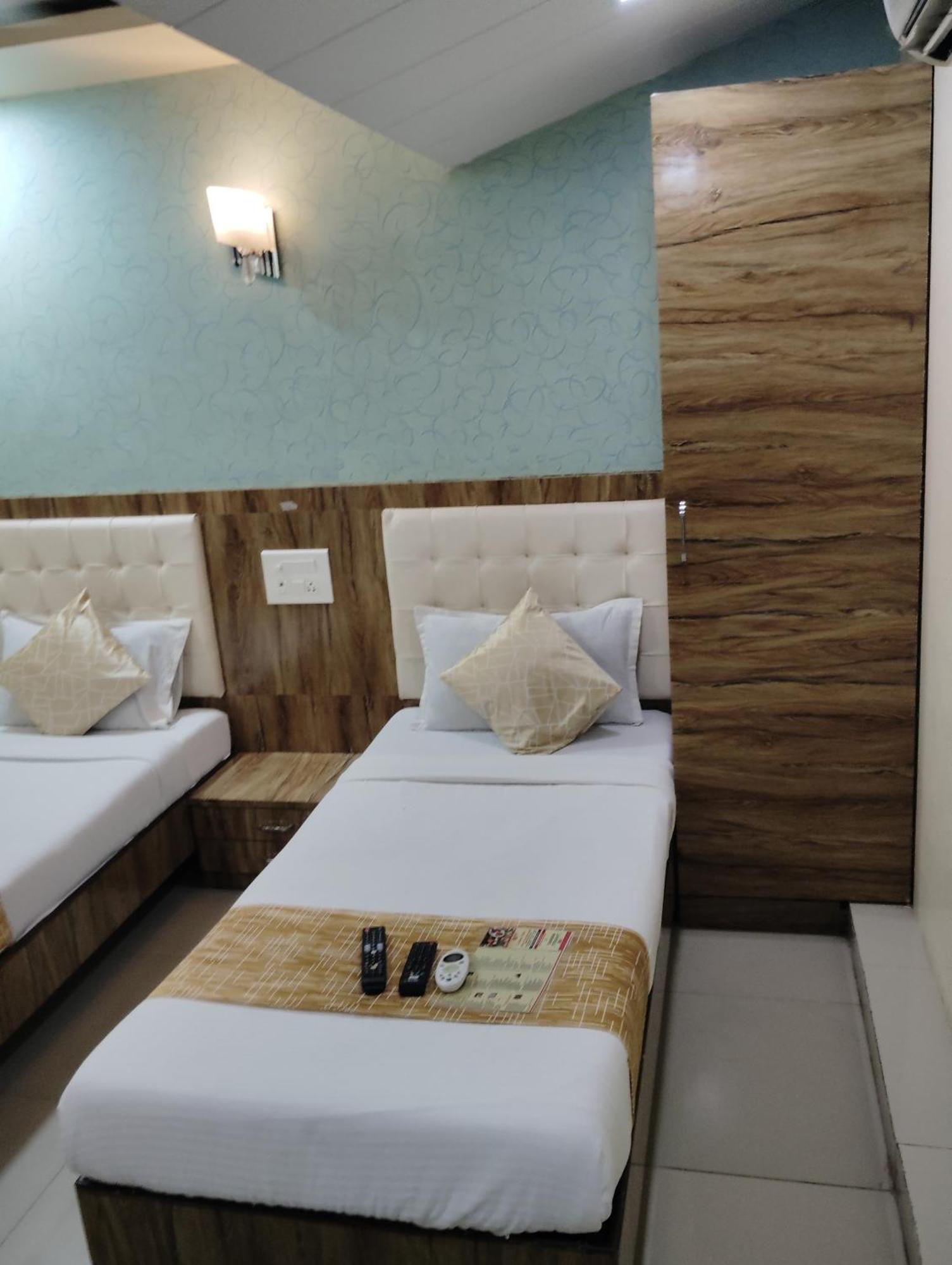 Hotel Crystal Park Near Nesco Exhibition Center Bombay Esterno foto