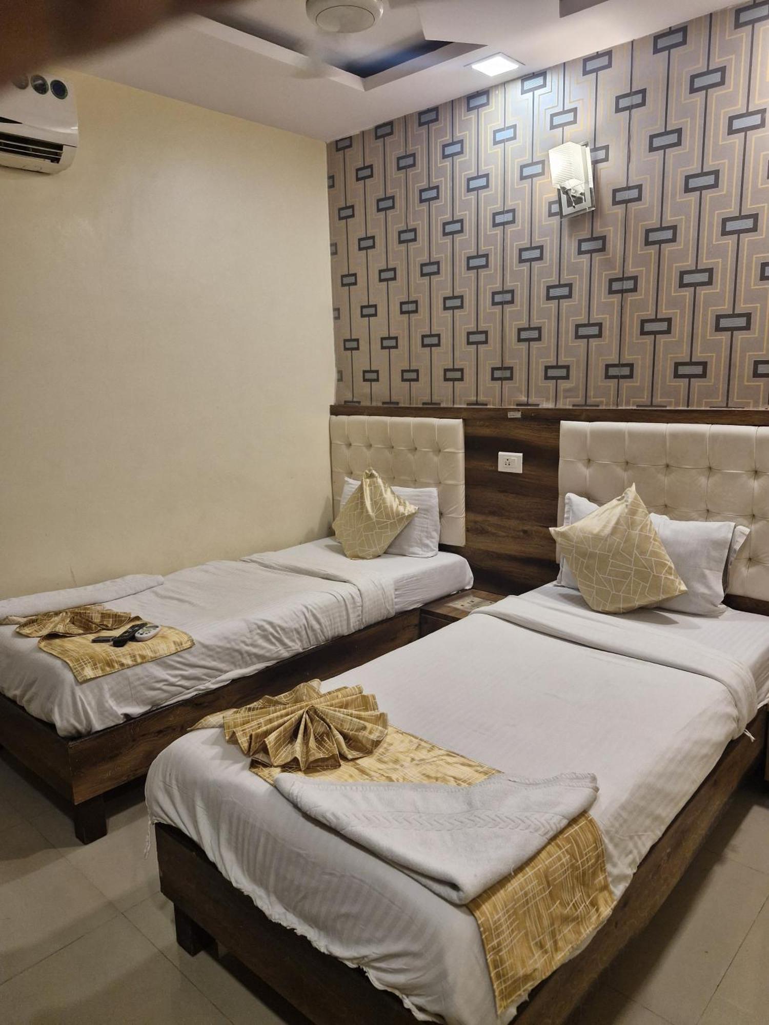 Hotel Crystal Park Near Nesco Exhibition Center Bombay Esterno foto