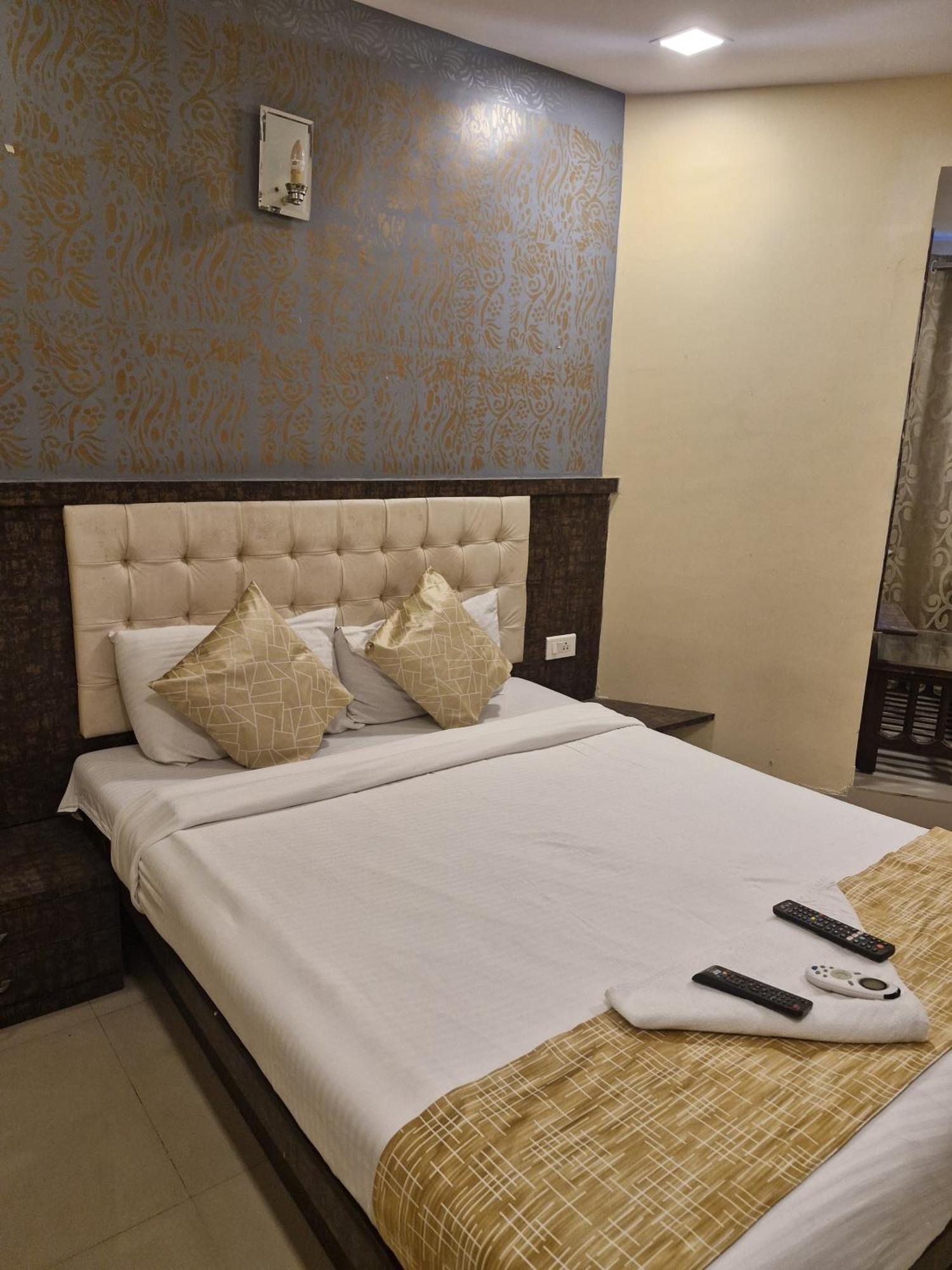 Hotel Crystal Park Near Nesco Exhibition Center Bombay Esterno foto