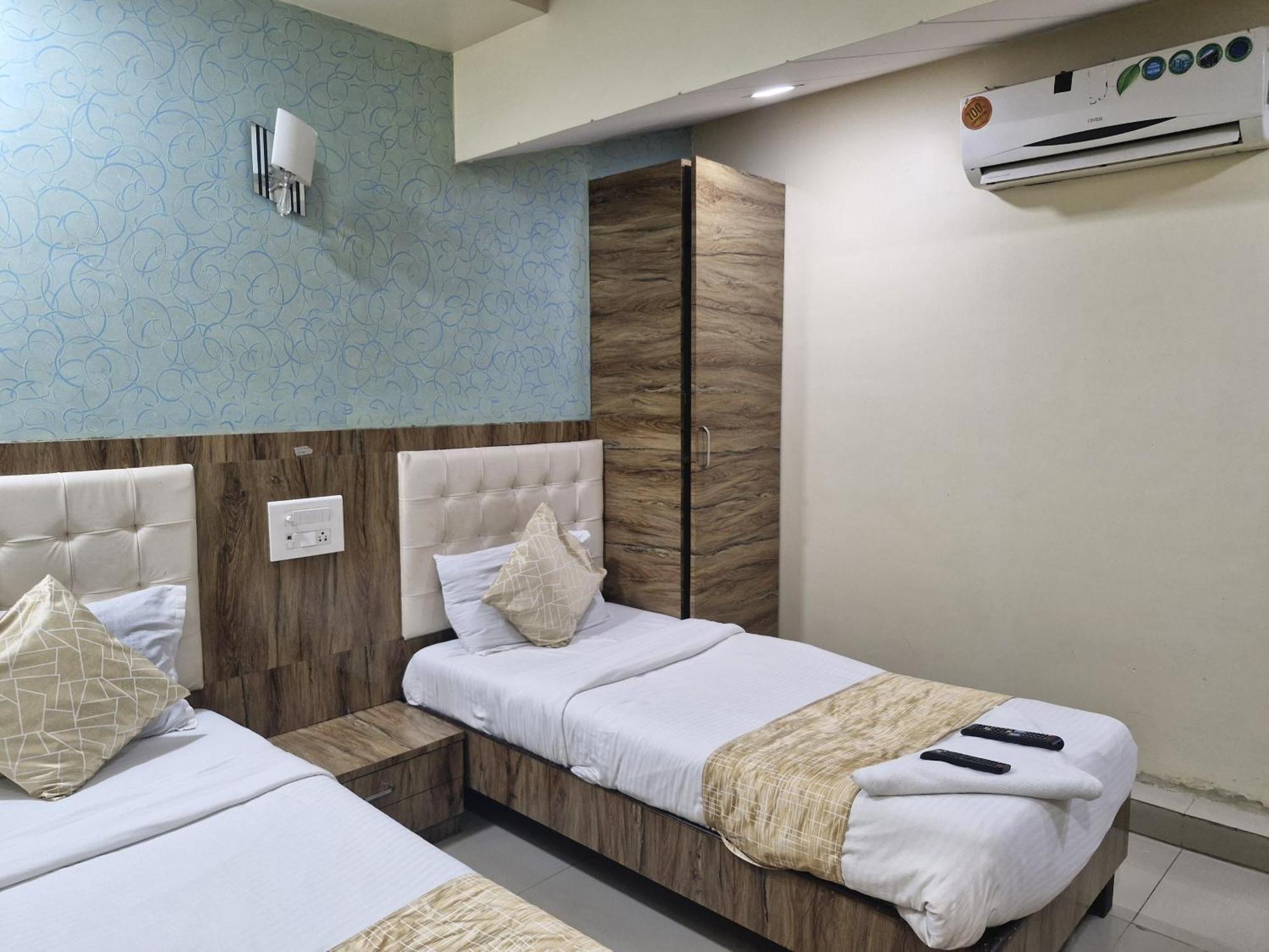 Hotel Crystal Park Near Nesco Exhibition Center Bombay Esterno foto