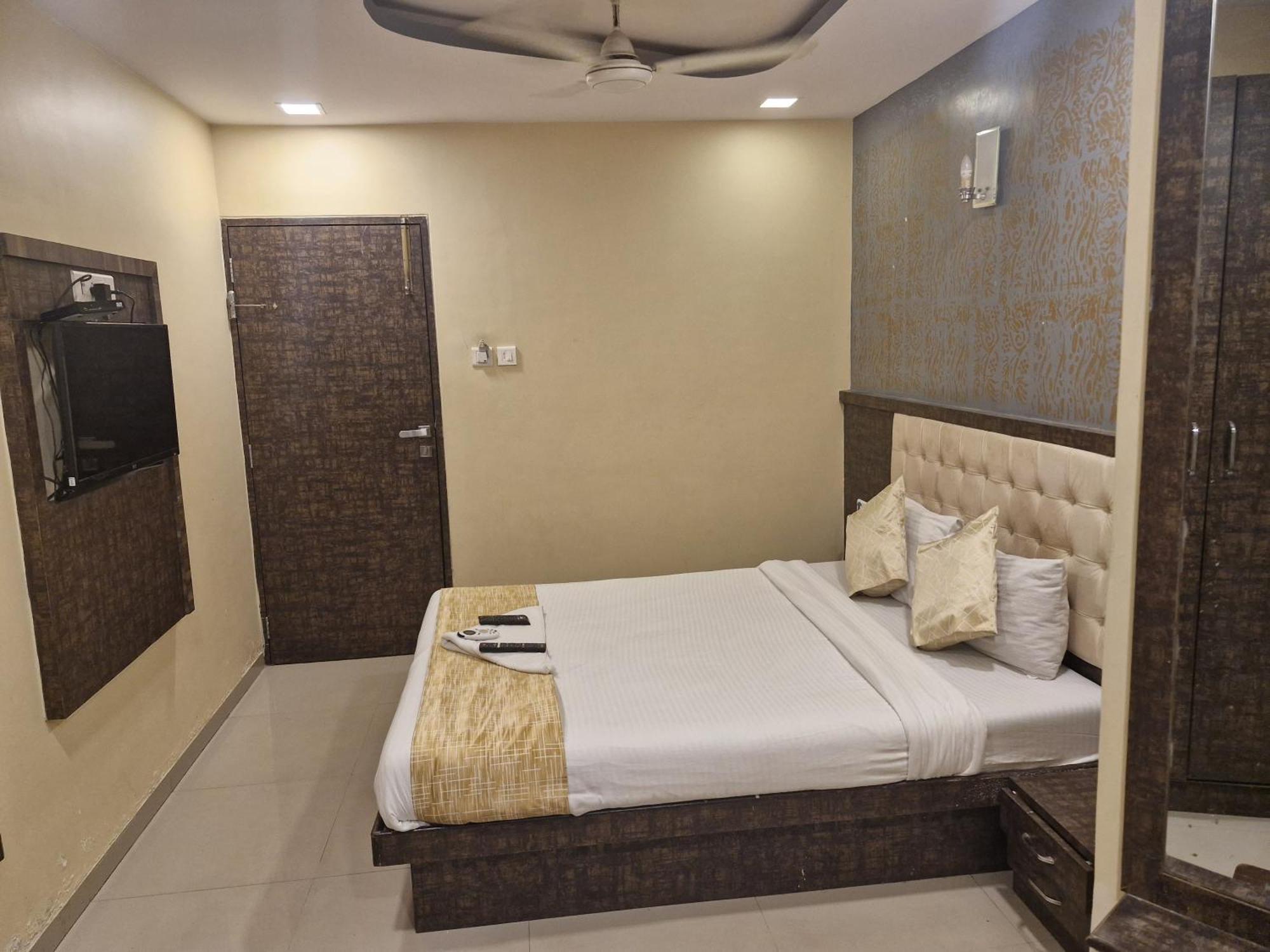 Hotel Crystal Park Near Nesco Exhibition Center Bombay Esterno foto