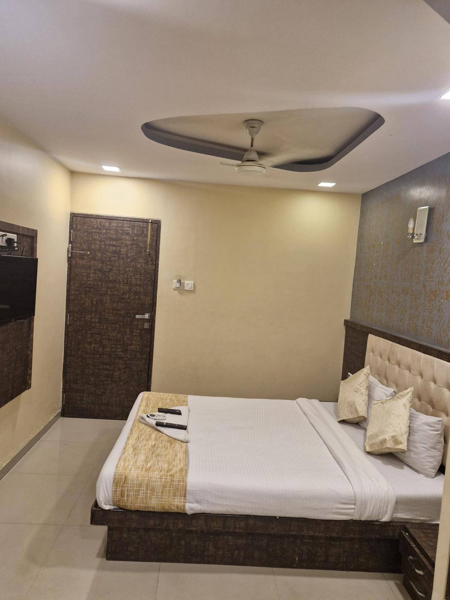 Hotel Crystal Park Near Nesco Exhibition Center Bombay Esterno foto