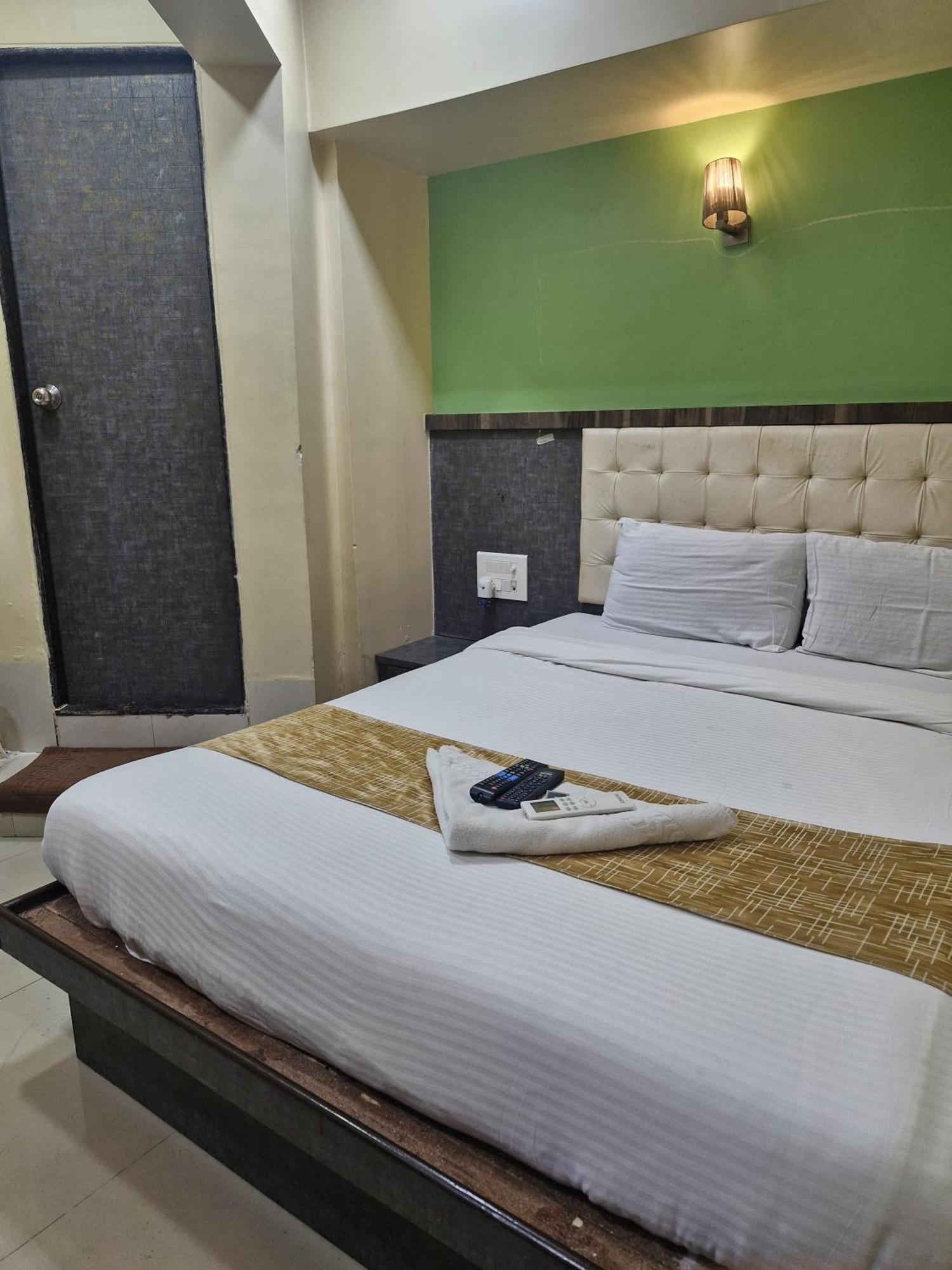 Hotel Crystal Park Near Nesco Exhibition Center Bombay Esterno foto