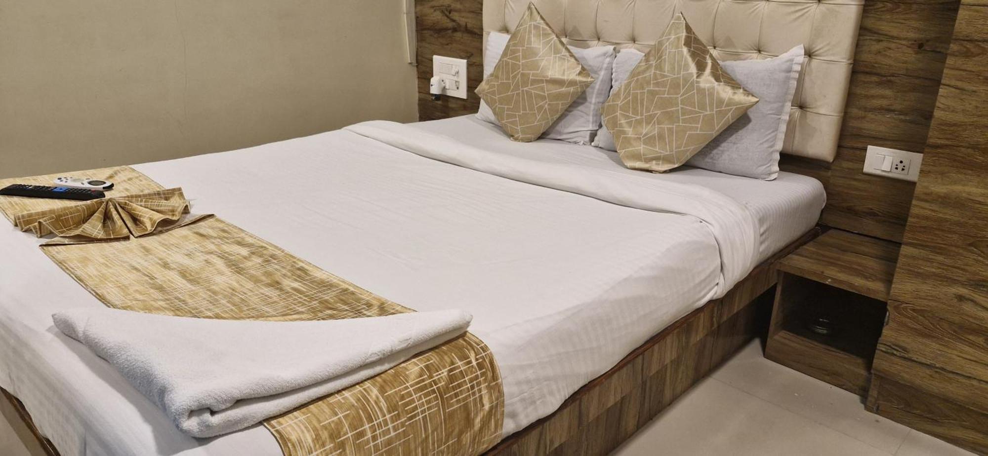 Hotel Crystal Park Near Nesco Exhibition Center Bombay Esterno foto