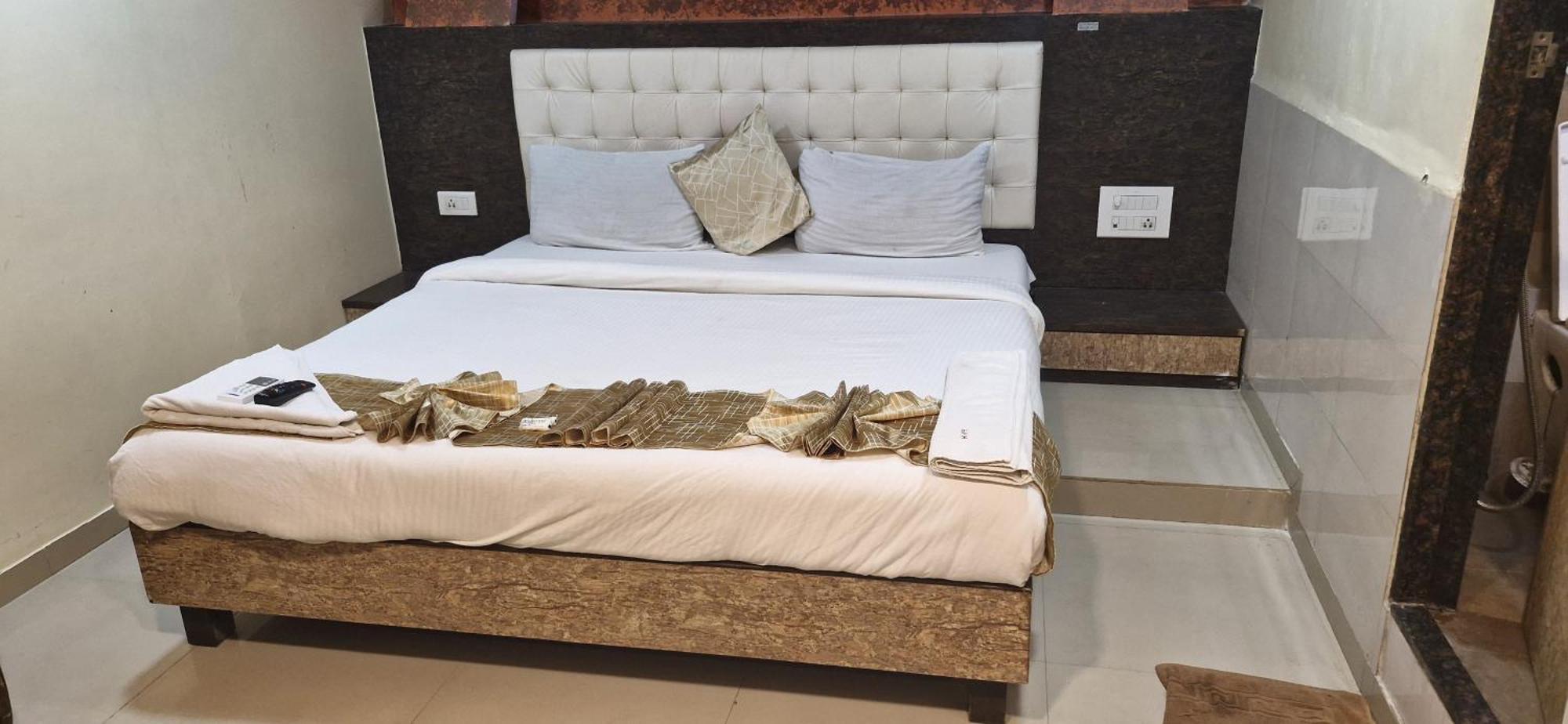 Hotel Crystal Park Near Nesco Exhibition Center Bombay Esterno foto