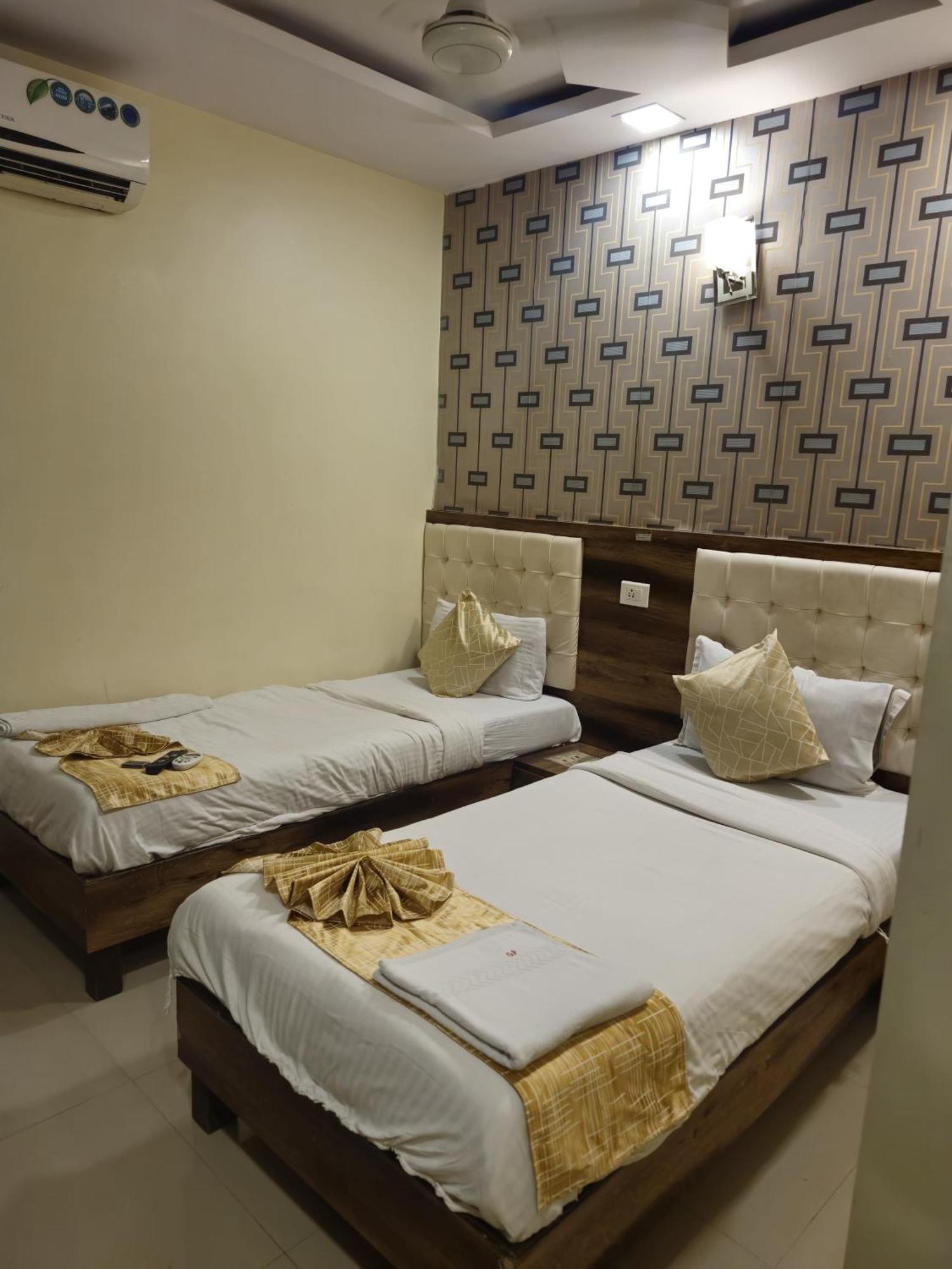 Hotel Crystal Park Near Nesco Exhibition Center Bombay Esterno foto